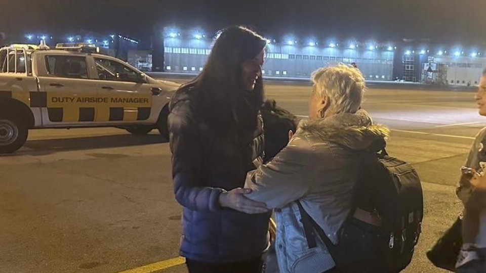 Мария Габриел посрещна нови 96 души евакуирани от Израел | StandartNews.com