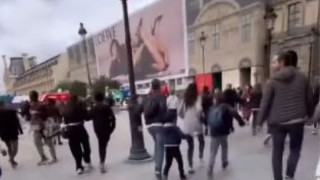 Паниката във Версай расте. Туристи бягат във всички посоки (ВИДЕО)