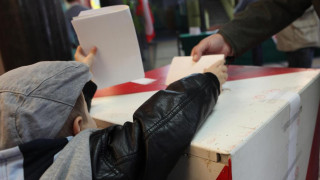Полша гласува на важни парламентарни избори, какъв е залогът