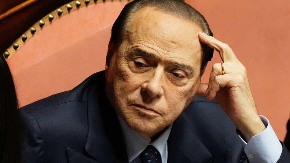 Пълен шок. Наследниците на Берлускони горят картините му | StandartNews.com