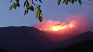 Жесток пожар гори край Своге, пожарникари се борят