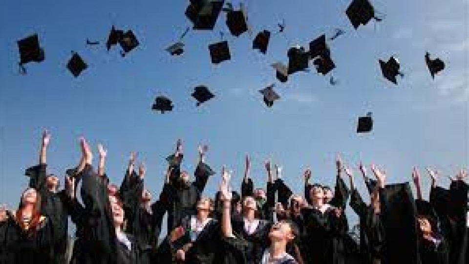 Най-после радост за студентите. Вдигат стипендиите | StandartNews.com