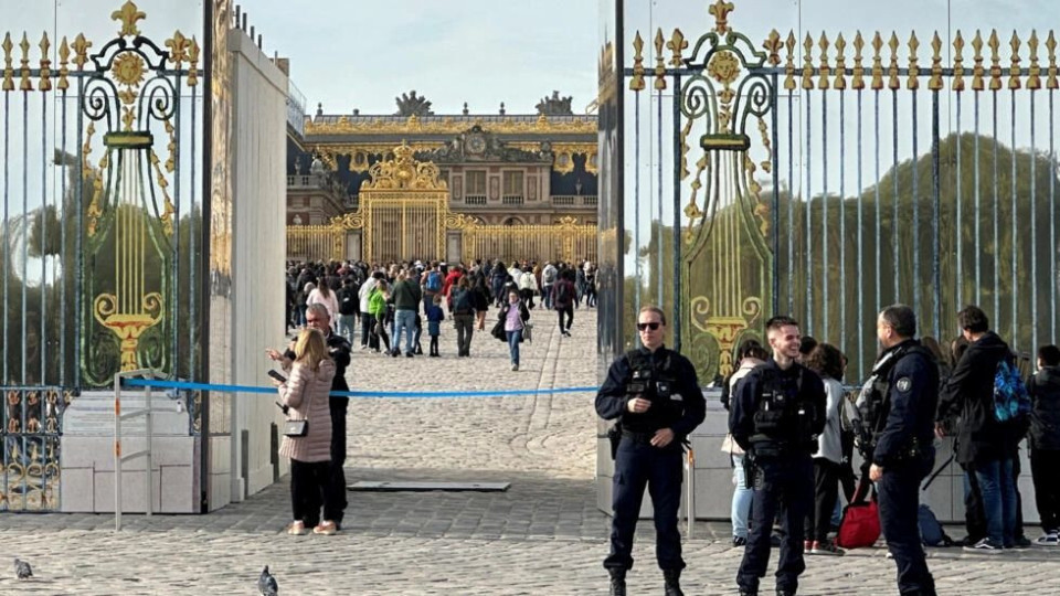 Нещо става във Версай! Спешно извадиха хората от двореца | StandartNews.com