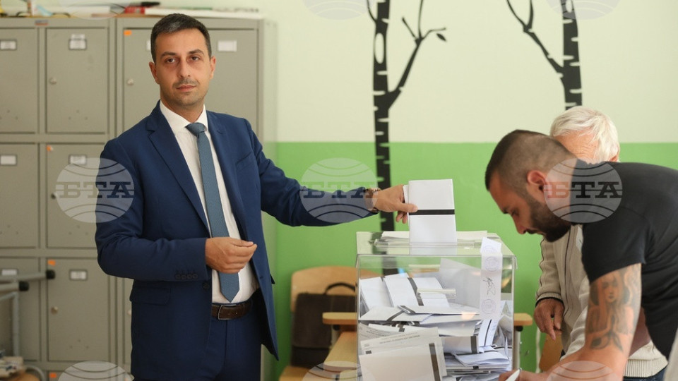 Деян Николов гласува за по-справедлива София | StandartNews.com