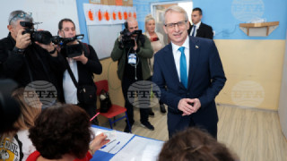 Денков замълча за скандала с машините, направи призив