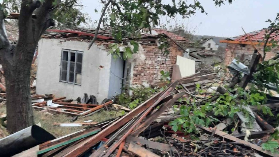 Ужас без край! Стихията отнесе покривите на над 150 къщи | StandartNews.com