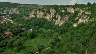 История на единственият действащ скален манастир у нас