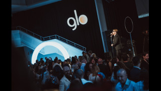 Незабравимо блясково парти беляза една година glo™ в България