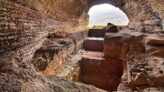 Пещерата у нас, в която са живеели първите хора в Европа