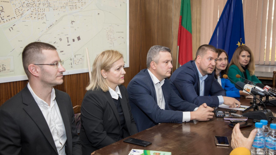 Кметът Живко Тодоров представи заместниците си и очерта приоритетите на администрацията за настоящия мандат | StandartNews.com