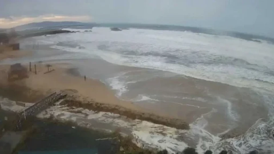 Не е за вярване! Какво изхвърли морето при Ахтопол | StandartNews.com
