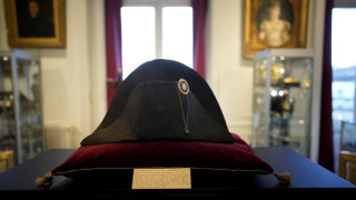 На шокираща цена бе продадена шапката на Наполеон
