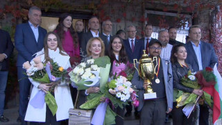 Премиер и министър посрещнаха златните български шахматистки