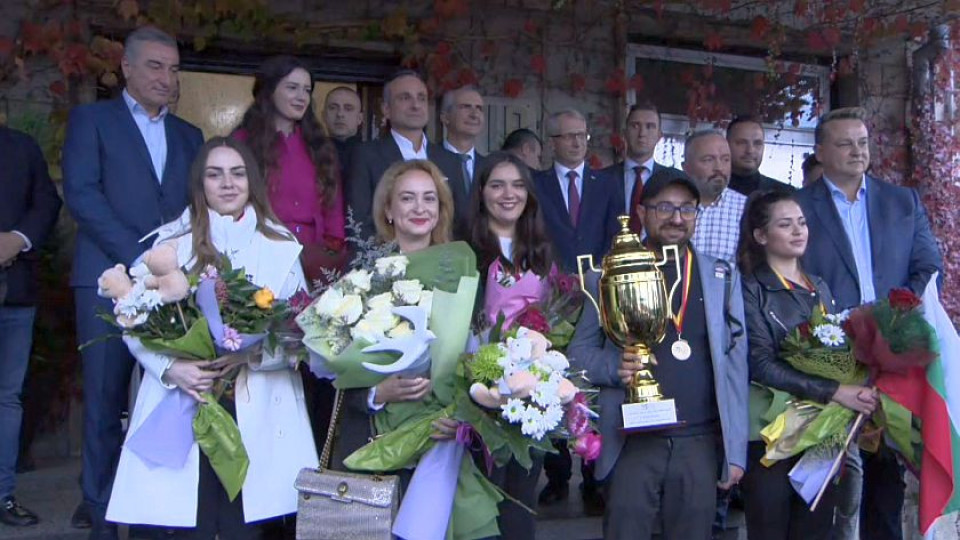 Премиер и министър посрещнаха златните български шахматистки | StandartNews.com