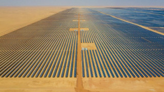Всички гледат към Абу Даби. Най-големият соларен парк в света