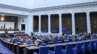 Депутатите гласуват по вота на недоверие към кабинета