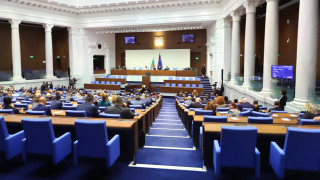 Парламентът отхвърли вота на недоверие, кабинетът оцеля