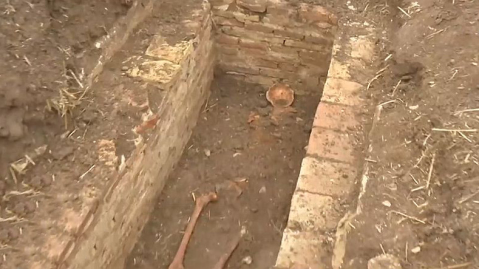 Фермер откри уникална гробница, археолозите потриват ръце | StandartNews.com