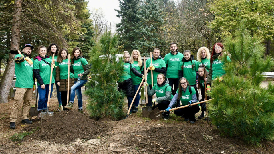 Доброволци от Кока-Кола ХБК България засадиха дървета в Южния парк в София | StandartNews.com