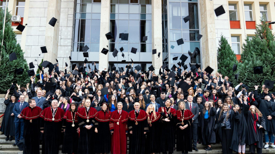 УХТ връчи дипломите на 474 абсолвенти, 68 отличници | StandartNews.com