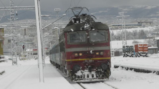Влакове блокирани от големия сняг, няма изгледи за измъкване