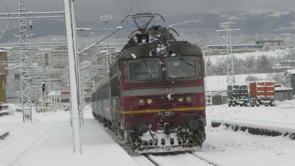 Влакове блокирани от големия сняг, няма изгледи за измъкване | StandartNews.com