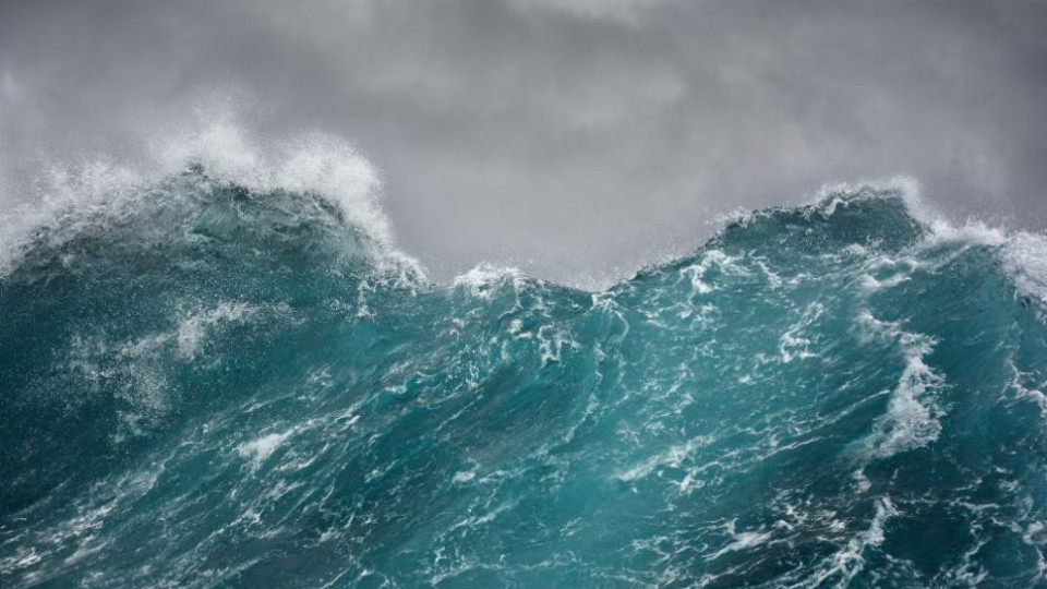 Воден ад! 10-метрови вълни помитат брега | StandartNews.com