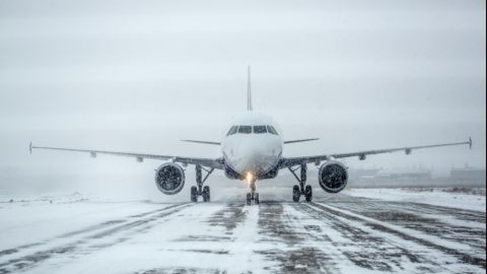 Снежен хаос в Германия. Отменени полети | StandartNews.com