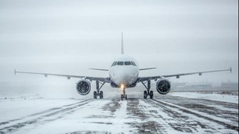 Драма на московско летище. Самолет кацна аварийно | StandartNews.com