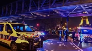 Кошмар в Париж. Радикален ислямист атакува край Айфеловата кула