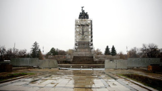 Разруха около Паметника на Съветската армия, падат огради
