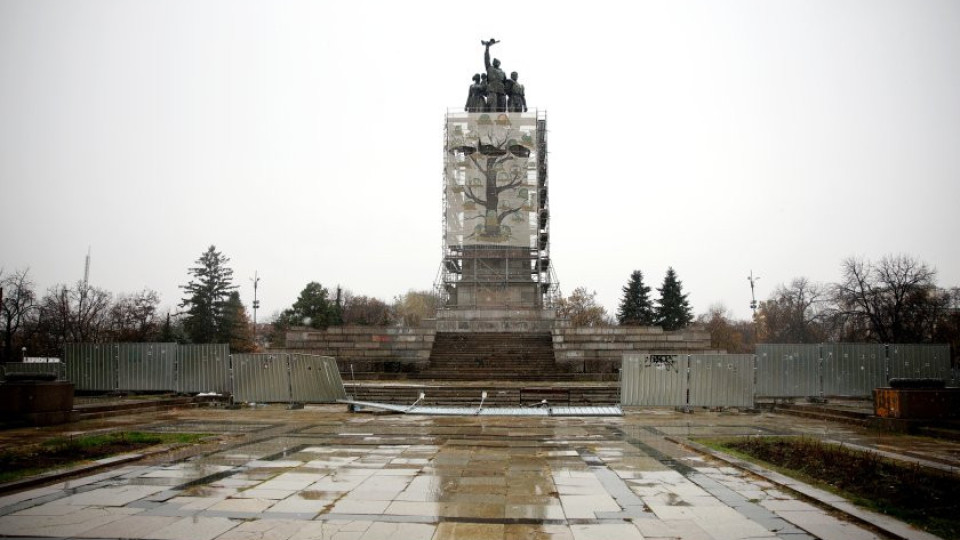 Разруха около Паметника на Съветската армия, падат огради | StandartNews.com