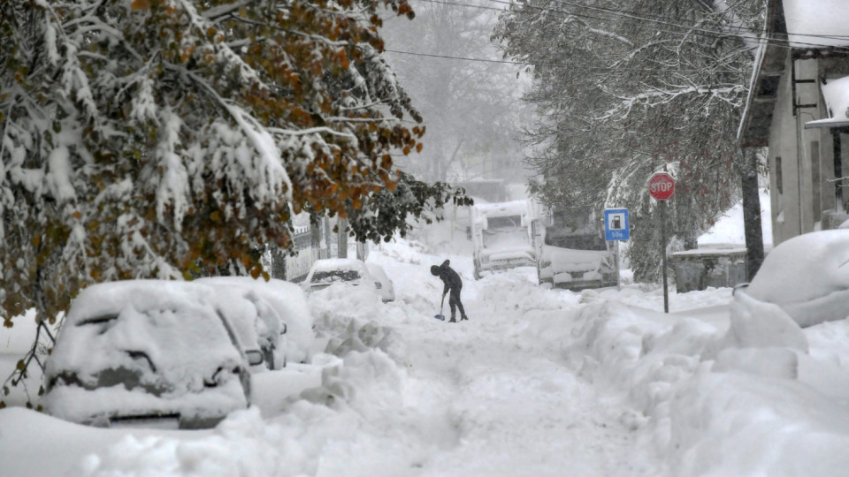 Лекари предупредиха за голяма вреда от чистенето на сняг | StandartNews.com