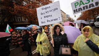 Актьори отново на протест пред парламента