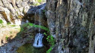 Изумяващ водопад край изоставени мини