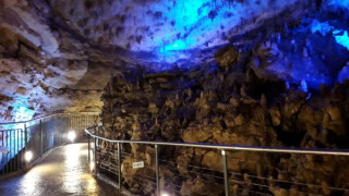 Пещерата с бисерния блясък на капките