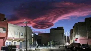 Червено знамение в небето! Най-странните облаци (СНИМКИ)