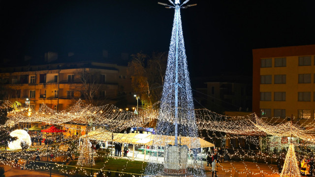 Elin Pelin: A Bulgarian Town with Enchanting Christmas Decorations and Charitable Spirit