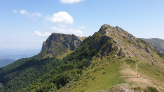 Връх разкрива гледка към няколко планини