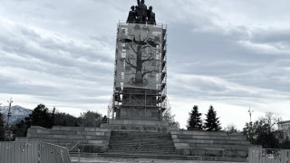 Полиция в центъра на София. Демонтират паметника на съветската армия