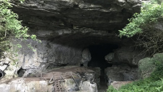 Внушителна пещера с нещо изненадващо на входа