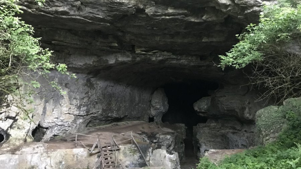 Внушителна пещера с нещо изненадващо на входа | StandartNews.com