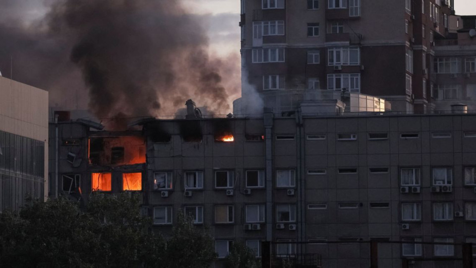 Купища ранени и разрушения при нощна руска атака срещу Киев | StandartNews.com