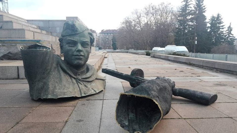 Махнаха и главата на съветския паметник | StandartNews.com
