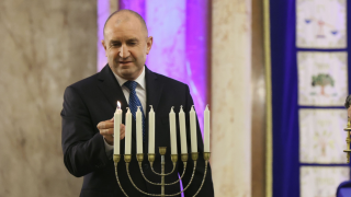 Радев запали първата свещ за еврейската Ханука