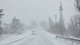 Снегът затвори главен път, в София има усложнена обстановка
