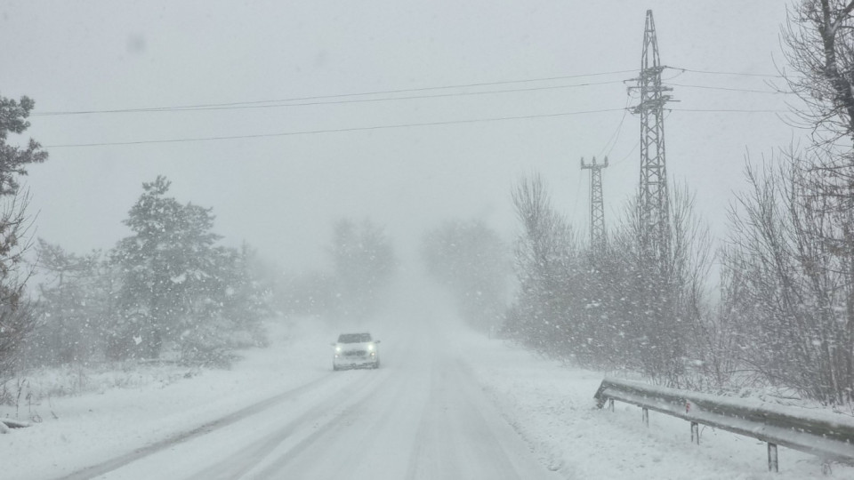 Снегът затвори главен път, в София има усложнена обстановка | StandartNews.com