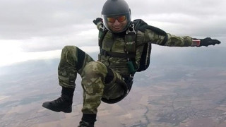 Военни парашутисти вместо Дядо Коледа в Монтанско