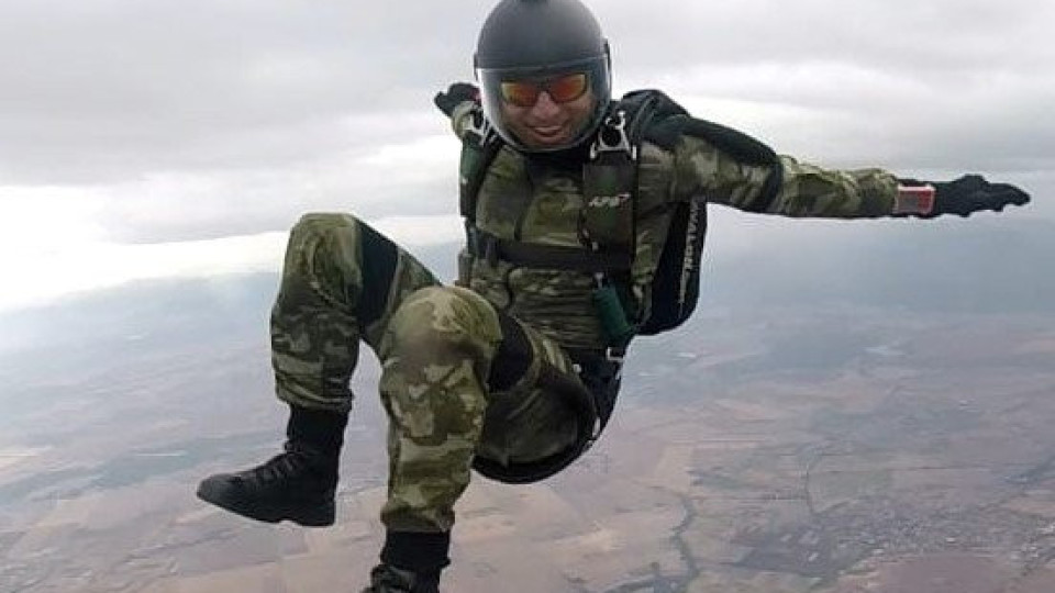 Военни парашутисти вместо Дядо Коледа в Монтанско | StandartNews.com