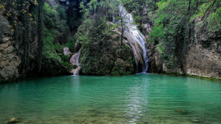 Атракция слиса туристи. Местните го наричат Златният водопад